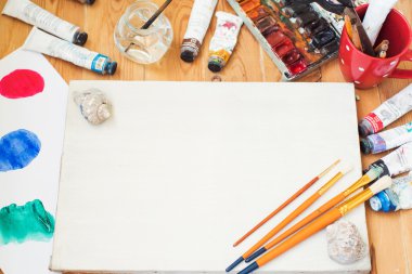 suluboya boya, yağlı boya, cep telefonu, gözlük ve fırçalar sanatçının studio tablo.