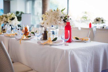 Düğün için hazırlanmış bir masa ya da başka bir akşam yemeği.