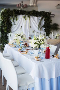 Düğün için hazırlanmış bir masa ya da başka bir akşam yemeği.