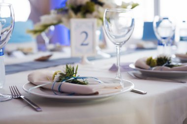 Düğün için hazırlanmış bir masa ya da başka bir akşam yemeği.