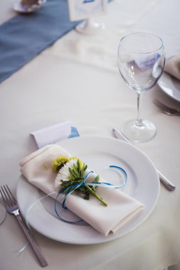 Düğün için hazırlanmış bir masa ya da başka bir akşam yemeği.