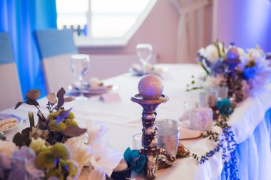 Düğün için hazırlanmış bir masa ya da başka bir akşam yemeği.