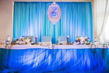 Düğün için hazırlanmış bir masa ya da başka bir akşam yemeği.