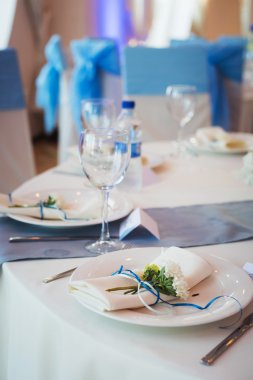 Düğün için hazırlanmış bir masa ya da başka bir akşam yemeği.