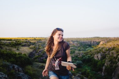 tablet ile dağlarda genç beyaz kadın