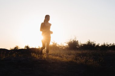 kanyonda çalıştıran iz. Güzel kayalık manzara modunda çalışan genç beyaz modeli / erkek koşucu Kanyon.