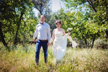 mutlu genç yeni evli çift parkta öpüşme