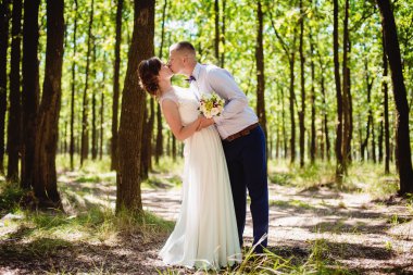 mutlu genç yeni evli çift parkta öpüşme
