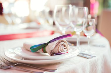 Düğün için hazırlanmış bir masa ya da başka bir akşam yemeği.