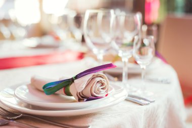 Düğün için hazırlanmış bir masa ya da başka bir akşam yemeği.