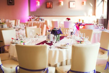 Düğün için hazırlanmış bir masa ya da başka bir akşam yemeği.