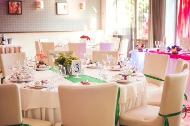 Düğün için hazırlanmış bir masa ya da başka bir akşam yemeği.