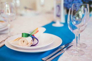 Düğün için hazırlanmış bir masa ya da başka bir akşam yemeği.