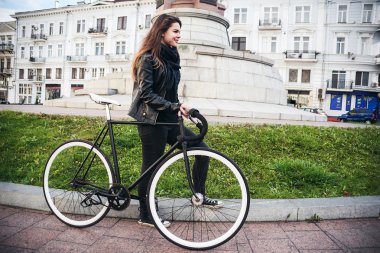 genç erkek binmek, kızla sabit vites bisiklet