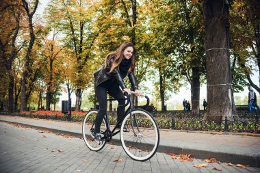 genç erkek binmek, kızla sabit vites bisiklet