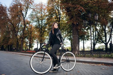 genç erkek binmek, kızla sabit vites bisiklet