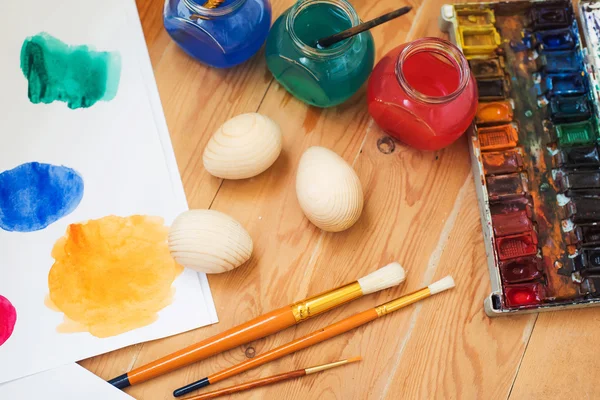 Akwarela farby, pisanki i szczotki na stole w studio artysty. Malowanie jaj — Zdjęcie stockowe