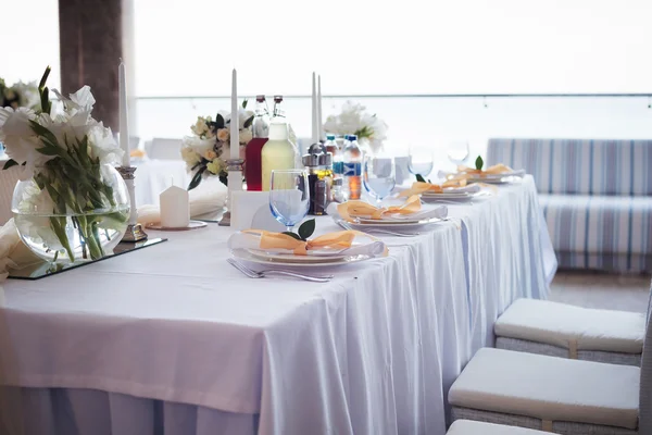 Düğün için hazırlanmış bir masa ya da başka bir akşam yemeği. — Stok fotoğraf