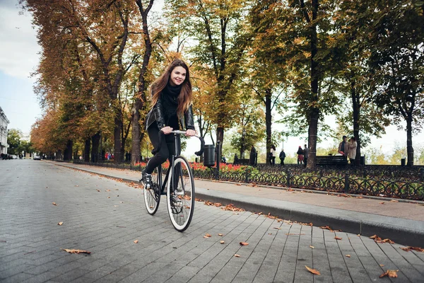Joven hembra montando una bicicleta — Foto de Stock