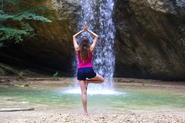 Kadın yoga yapıyor.