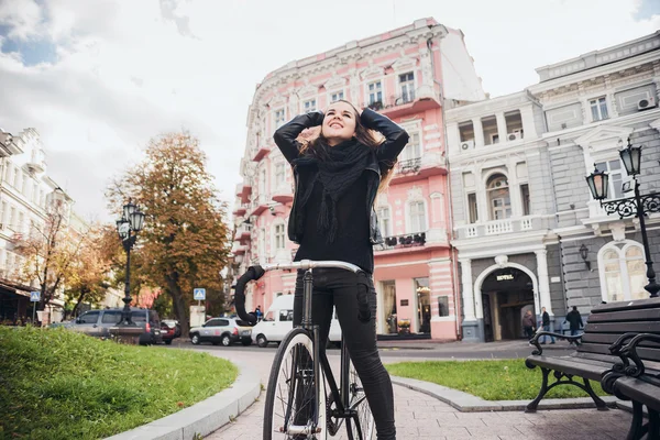Joven hembra montando una bicicleta, chica con bicicleta de engranaje fijo — Foto de Stock