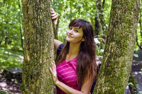 Giovani donne caucasiche escursioni nel bosco — Foto Stock