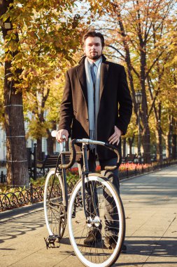 Bisiklet ile genç beyaz işadamı