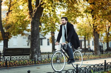 Genç Beyaz işadamı binicilik bisiklet