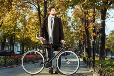 Bisiklet ile işadamı