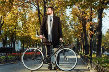 Bisiklet ile işadamı