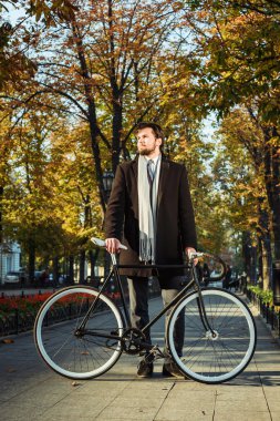 Bisiklet ile işadamı