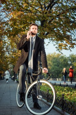 Genç Beyaz işadamı binicilik bisiklet