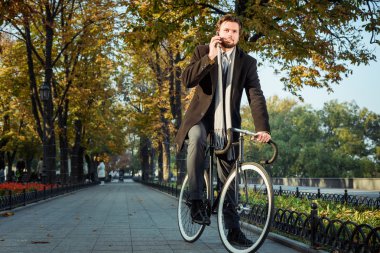 Genç Beyaz işadamı binicilik bisiklet