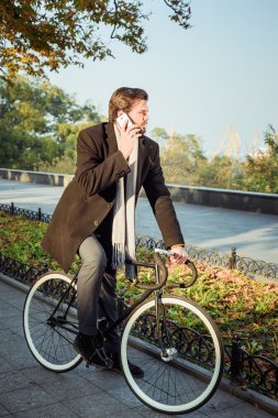 Genç Beyaz işadamı binicilik bisiklet