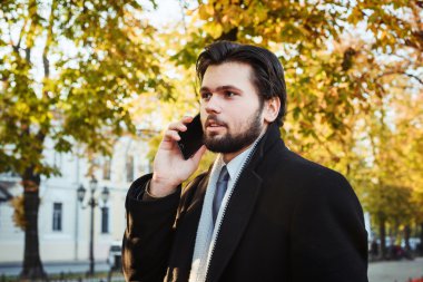 İş adamı telefonda konuşuyor.