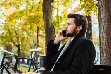 İş adamı telefonda konuşuyor.