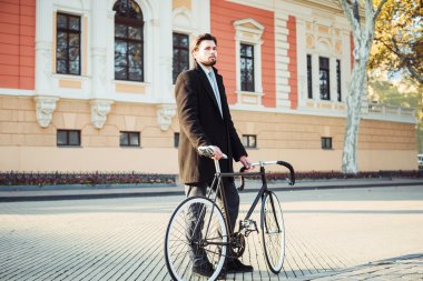 Bisiklet ile işadamı