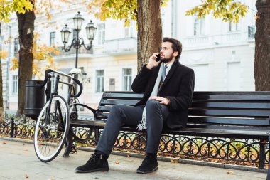 İş adamı telefonda konuşuyor.