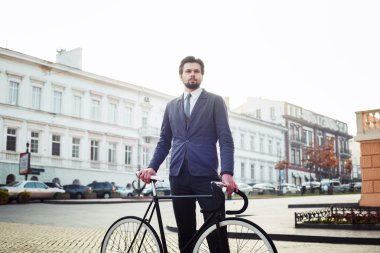 Bisiklet ile işadamı