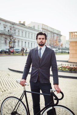 Bisiklet ile işadamı