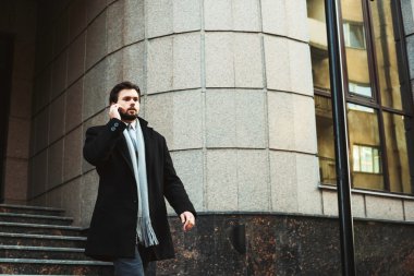 İş Merkezi yakınlarındaki telefonda konuşan işadamı