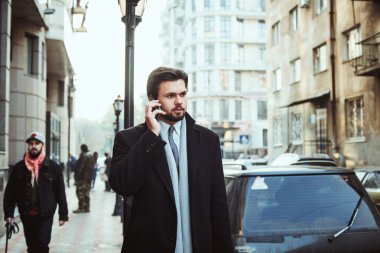 İş Merkezi yakınlarındaki telefonda konuşan işadamı