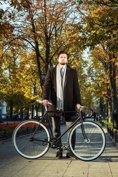 Бізнесмен з велосипеда — стокове фото
