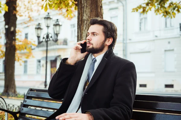 Biznesmen rozmawiający przez telefon — Zdjęcie stockowe