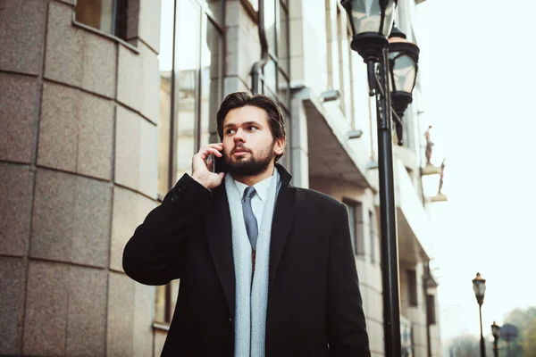 Biznesmen rozmawia w pobliżu centrum biznesowego telefonu — Zdjęcie stockowe
