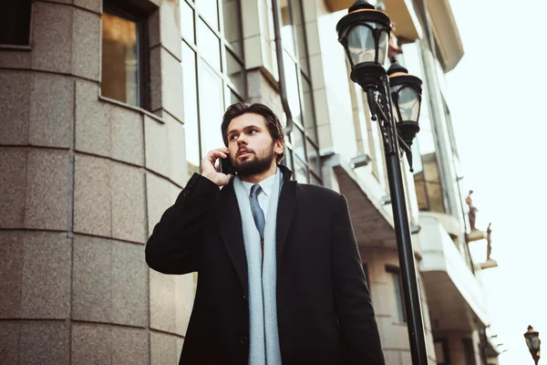 Biznesmen rozmawia w pobliżu centrum biznesowego telefonu — Zdjęcie stockowe