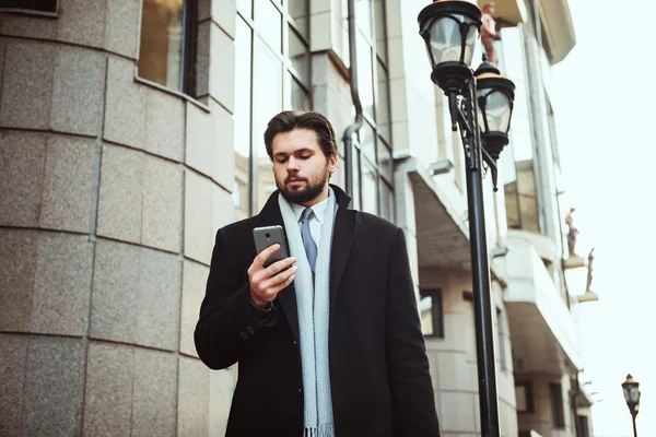 Biznesmen rozmawia w pobliżu centrum biznesowego telefonu — Zdjęcie stockowe