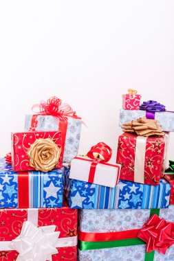 Beyaz arka plan üzerinde bir sürü Noel hediyeler