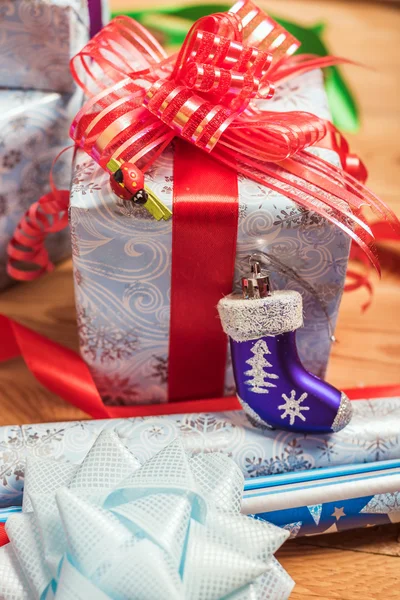 Objekt för presentpapper julklappar på trä bakgrund — Stockfoto