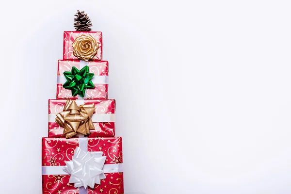 Vánoční dárky ve tvaru vánočního stromu na bílém pozadí — Stock fotografie